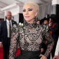 Selain kostum, gaya rambut Lady GaGa juga menjadi sorotan di kamera.