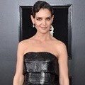 Meski sendiri, Katie Holmes tetap tampil pede di atas red carpet.