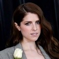 Anna Kendrick ikut menyematkan bunga mawar putih sebagai bentuk solidaritas.
