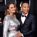 Chrissy Teigen dan John Legend tampil kompak dan serasi di atas red carpet.