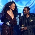 Rihanna dan Kendrick Lamar sukses meraih piala Best Rap/Sung Performance.