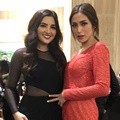 Menjadi salah satu tamu undangan Jessica, Ashanty tampil elegan dalam balutan busana warna hitam.