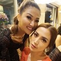 Sarwendah menyempatkan diri foto bersama Jessica di sela pesta. Sama-sama cantik ya?