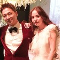 Di pesta pernikahan, Taeyang tampan dengan setelan jas dan dasi kupu-kupu sementara Min Hyo Rin pakai gaun berwarna putih