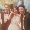 Taeyang dan Min Hyo Rin tak segan untuk foto bersama para tamu yang datang