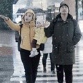 Keluarga Glenn bahagia menikmati salju di jalanan Shirakawa yang terkenal memiliki curah hujan salju tertinggi di Jepang.