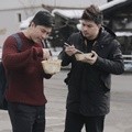 Glenn juga mengajak sang kakak, Michael Alinskie ikut menghabiskan awal tahun di Jepang.