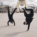 Glenn juga mengunjungi Universal Studio Jepang dan melakukan pose unik ini bersama sang kakak.