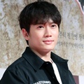 Ji Sung Hadiri VIP Premier 'Heung-boo'