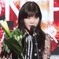 Lee Soo Hyun Wakili Akdong Musician Raih Piala Artist of the Year Digital Music Bulan Januari
