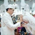 Layaknya pengantin baru, Lisya juga mencium tangan Tommy Kurniawan pasca akad.