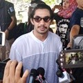 Reza Rahadian Ziarah ke Makam Benyamin Sueb