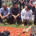 Reza Rahadian Ziarah ke Makam Benyamin Sueb
