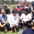 Reza Rahadian Ziarah ke Makam Benyamin Sueb