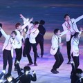 EXO melanjutkan penampilan di penutupan Olimpiade Musim Dingin Pyeongchang 2018 dengan membawakan lagu 'Power'.