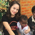 Artis cantik kelahiran 1995 itu juga menyempatkan diri untuk bermain dengan anak-anak Sapalek.