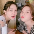 Kim Sae Ron dan Yeri berfoto bersama saat makan di sebuah restoran di Bali.