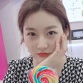 Masih menikmati liburannya di Bali, Kim Sae Ron pamer foto makan lolipop di Bali.