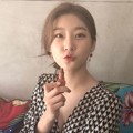 Kim Sae Ron menunjukkan lipstik yang dipakainya saat liburan di Bali.