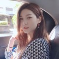 Pose cantik Kim Sae Ron yang duduk di mobil bersama Yeri di sebelahnya.