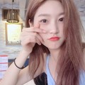 Imutnya Kim Sae Ron berikan pose hati untuk para penggemar.