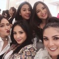 Bertemu di acara pembukaan Dior, Nagita dan kawan-kawan tak lupa selfie bareng.