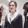 Cantiknya Shandy Aulia dengan dress hitam di event Dior.