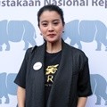 Marcella Zalianty Ditemui di Pameran Seni Badak Sumatera