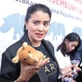 Marcella Zalianty Ditemui di Pameran Seni Badak Sumatera