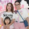Ada juga Ussy Sulistiawaty yang hadir bersama putrinya, Shakeela Eleanor Ameera.