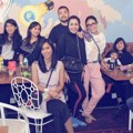 Bukan hanya rekan-rekan artis, pesta ulang tahun Aqilah juga dihadiri teman-teman Ayu Dewi yang lain.
