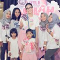 Nah kalau ini adalah potret pegawai dan asisten Ayu Dewi di pesta ulang tahun Aqilah. Kompak banget yah.