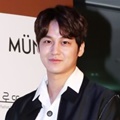 Lama tak muncul di dunia hiburan, aktor Kim Bum pun pamerkan gayanya di Seoul Fashion Week 2018.