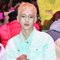 Key SHINee pun pamerkan hasil potong rambut sendiri dan bergaya nyentrik.