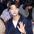 Tampil simple dengan blazer navy, Kang Min Hyuk CN Blue nikmati acara Seoul Fashion Week 2018.