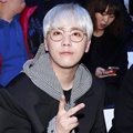 Lee Hongki F.T. Island tampil dengan rambut blonde di acara Seoul Fashion Week 2018.