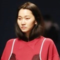 Model Senior Jang Yoon Ju turut menjadi model di salah satu runaway Seoul Fashion Week 2018. Model Senior Jang Yoon Ju turut menjadi model di salah satu runaway Seoul Fashion Week 2018.
