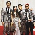 Via Vallen, Shaheer, Boy William, dan Young Lex sempatkan diri foto bersama di balik panggung.