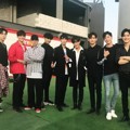 Para idol cowok juga tunjukkan keakraban mereka saat foto bersama di Backstage