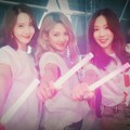 Ketiga member SNSD Yoona, Tae Yeon, dan Hyoyeon berpose bersama lighstick official berwarna pink