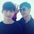 Yunho tampil kece dengan kacamata, Changmin senyum manis foto di gedung Burj Khalifa