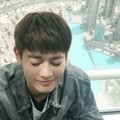 Tak mau kalah, Minho ikut berpose memperlihatkan ketinggian gedung Burj Khalifa