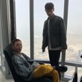 Minho dan Key santai berpose di gedung Burj Khalifa
