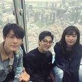Donghae, Henry, dan Seulgi tampak seumuran ya saat berpose di puncak gedung Burj Khalifa