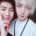 Para artis SM saling bergantian selca dengan teman-temannya selama konser di Dubai