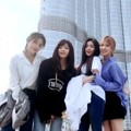 Berlatar belakang Burj Khalifa, Red Velvet pose bersama tanpa Joy