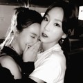 Dikenal akrab, Tae Yeon Peluk Erat Yeri di Belakang Panggung SMTOWN