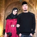 Wisata religi Mulan dan Dhani dimulai dengan mengunjungi Gua Ashabul Kahfi yang terletak di Yordania. Wisata religi Mulan dan Dhani dimulai dengan mengunjungi Gua Ashabul Kahfi yang terletak di Yordania.