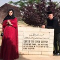 Pasangan yang sudah dikaruniai dua anak ini juga tak lupa untuk berpose di depan Gua Ashabul Kahfi.