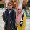 Dhani dan Mulan juga tak lupa mengunjungi Masjid Al Aqsa dan menjalankan ibadah di sana. Dhani dan Mulan juga tak lupa mengunjungi Masjid Al Aqsa dan menjalankan ibadah di sana.